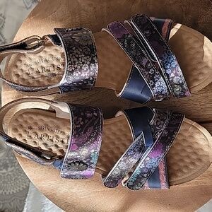 Lartiste wedge sandals, sz 6.5, blue/purple floral
